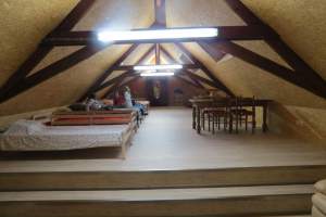 Rondleiding slaapzaal overzicht bedden 1